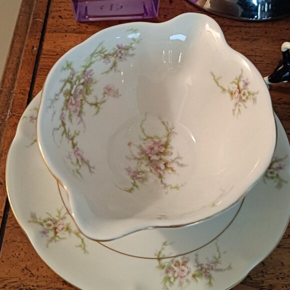 Vintage Theodore Haviland Rosalinde. Round Gravy Boat/Attached Underplate - Picture 3 of 4